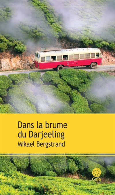 Dans la brume du Darjeeling roman Mikael Bergstrand traduit du suédois par Emmanuel Curtil