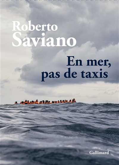 En mer, pas de taxis Roberto Saviano traduit de l'italien par Vincent Raynaud avec des photographies de Martina Bacigalupo, Olmo Calvo, Lorenzo Meloni et al.